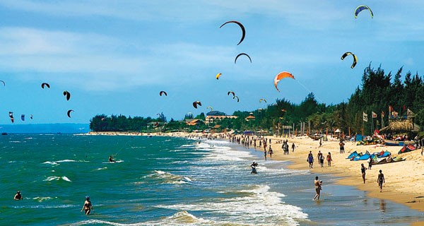 Bãi biển Mũi Né, Bình Thuận là một trong những bãi biển tốt nhất châu Á để tổ chức thi đấu và biểu diễn các môn thể thao trên biển.