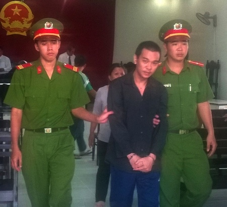 Bị cáo Nguyễn Phước Lộc bị lực lượng công an áp giải sau phiên tòa.