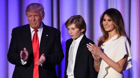Từ trái qua: Ông Donald Trump, con trai Barron Trump, bà Melania Trump. (ảnh: AFP).
