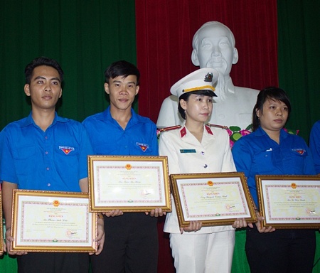 Anh Nguyễn Thanh Trung (thứ hai từ trái sang) được tuyên dương đảng viên trẻ tiêu biểu năm 2016.
