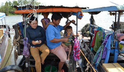 Vợ chồng anh Phan Văn Lũy - Trần Thị Huệ (huyện Châu Phú, tỉnh An Giang) cùng em trai sống bằng nghề đánh bắt cá trên sông Tiền gần 10 năm.