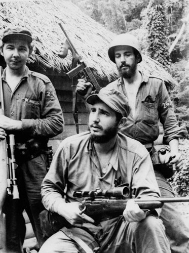 Fidel Castro (giữa), thủ lĩnh phong trào du kích chống chế độ Batista, bên em trai Raul Castro (trái) khi hoạt động ở vùng núi tây Cuba năm 1957.