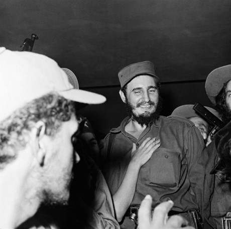 Hình ảnh Castro mệt mỏi (do di chuyển suốt từ 7h sáng) nhưng tươi cười khi tới doanh trại quân đội ở La Habana lúc tối vào ngày 8/1/1959. Ông và các đồng chí đã lật đổ chế độ độc tại Batista vào ngày 1/1/1959.