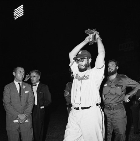 Fidel Castro khởi động trong bộ đồng phục bóng chày của các nhà cách mạng Cuba tại một sự kiện vào đêm 24/7/1959.