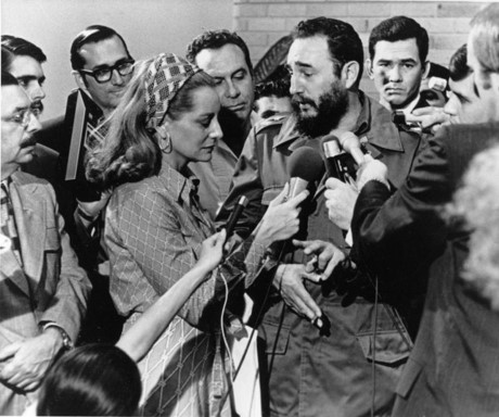 Thủ tướng Fidel Castro trả lời câu hỏi của phóng viên NBC (Mỹ) Barbara Walters trong buổi họp báo dành cho báo chí Mỹ đưa tin về chuyến thăm Cuba của nghị sĩ Mỹ George McGovern vào tháng 5/1975.
