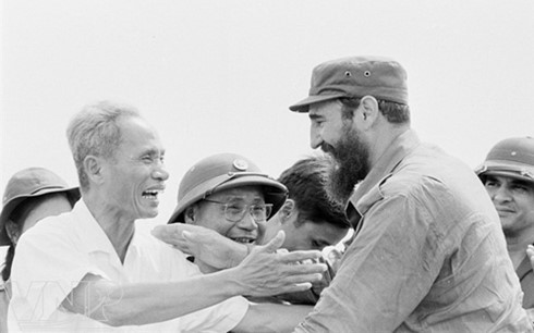 Hình ảnh cảm động và thân thiết của Thủ tướng Phạm Văn Đồng và Thủ tướng Fidel Castro tại Quảng Trị tháng 9/1973 trong chuyến thăm đầu tiên của Fidel Castro tới Việt Nam (Ảnh: TTXVN).
