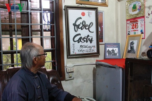 Nhà nhiếp ảnh Sỹ Sô bên bức thư tháp viết tên Lãnh tụ Cuba Fidel Castro.