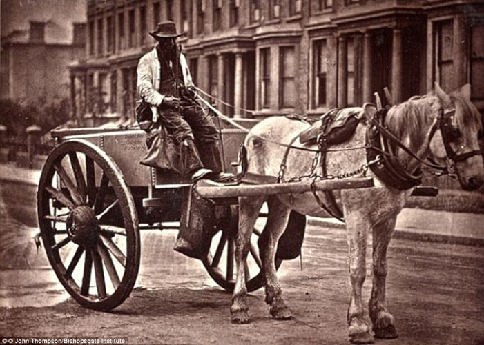 Một người đánh xe ngựa ở Anh. (ảnh: Bishopsgate Institute).
