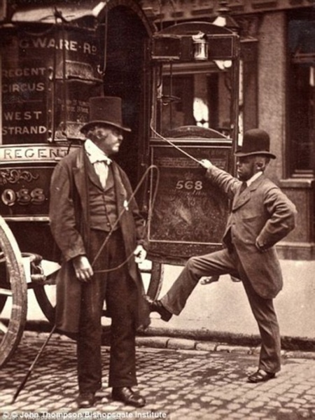 Ông Billy, một người đã lăn lộn 43 năm làm việc trên đường phố Anh những năm 1870. (ảnh: Bishopsgate Institute).