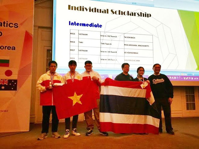 Học sinh Việt Nam được xướng tên trên bảng vàng những học sinh xuất sắc nhất của cuộc thi. Ảnh: Minh Hằng.