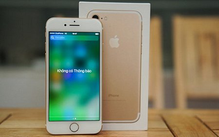 iPhone 7 khóa mạng bản đầy đủ phụ kiện chênh giá khoảng 1 triệu đồng so với máy trần.