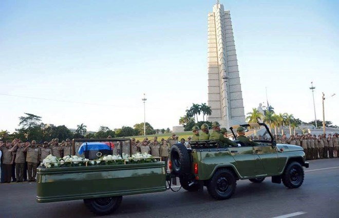 Tro cốt lãnh tụ Fidel được rước qua Đài tưởng niệm Jose Marti