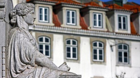 Gương mặt trên các bức tượng ở quảng trường tại Lisbon cũng thường mang vẻ mặt u sầu. Ảnh:BBC.