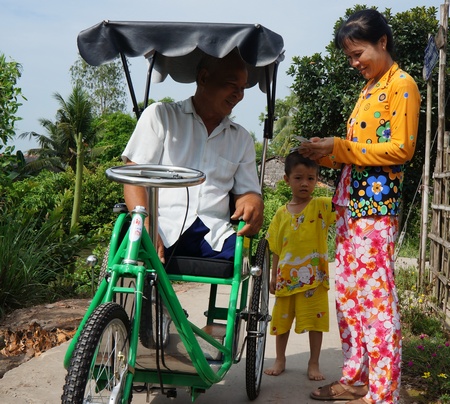 Được hỗ trợ xe lăn, chú Nguyễn Văn Thanh (xã Mỹ Thuận- Bình Tân) có thêm thu nhập từ việc bán vé số.