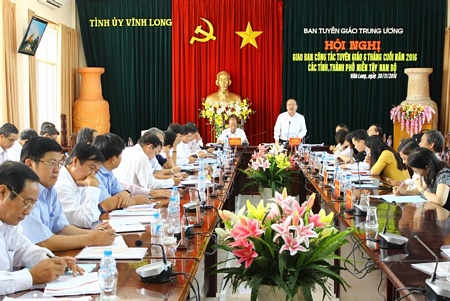 Đồng chí Võ Văn Phuông- Ủy viên Trung ương Đảng, Phó trưởng Ban Tuyên giáo Trung ương  phát biểu tại hội nghị.
