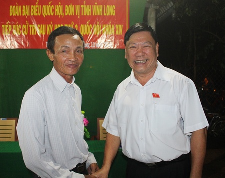 Đại biểu Trần Văn Rón trao đổi thêm với cử tri sau buổi tiếp xúc.