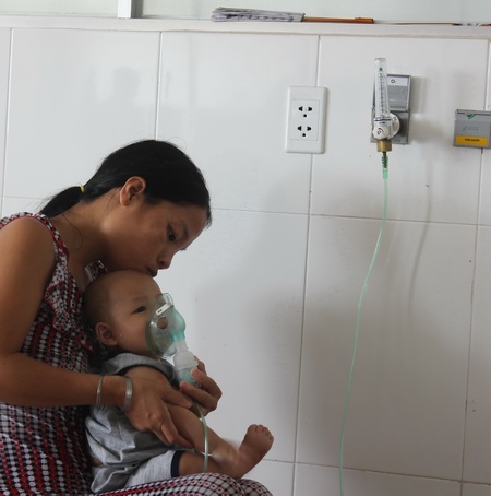 Trẻ mắc bệnh liên quan đường hô hấp điều trị tại Bệnh viện Đa khoa TP Vĩnh Long.