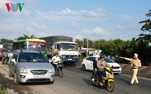 Cảnh sát giao thông đường bộ- Công an tỉnh Tiền Giang tích cực điều hòa giao thông trên Quốc lộ 1.