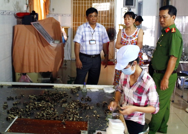 Trang bị các văn bản pháp luật để làm tốt công tác thanh, kiểm tra (Trong ảnh: Đoàn thanh, kiểm tra liên ngành an toàn thực phẩm đang thanh, kiểm tra một cơ sở sản xuất kẹo mè xửng ở TP Vĩnh Long).