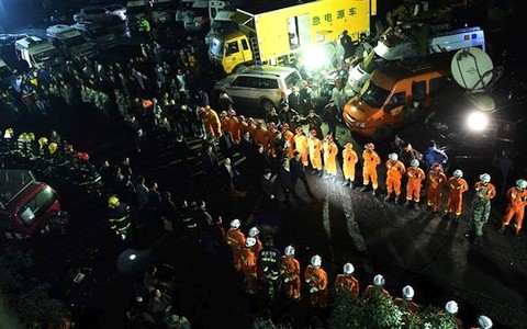 Các nhân viên cứu hộ có mặt tại hiện trường nơi xảy ra vụ nổ mỏ than. Ảnh: AFP