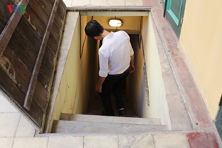 Đường xuống căn hầm dành riêng cho gia đình Bộ trưởng Công an Việt Nam đầu tiên – ông Trần Quốc Hoàn.