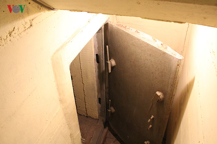 Cánh cửa sắt dày che chắn buồng hầm trú ẩn ở độ sâu 4m.
