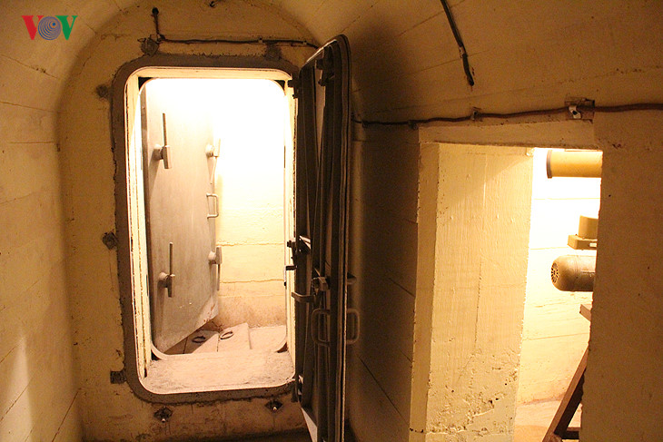 Buồng trú ẩn nhìn từ trong ra lối vào (nơi có 2 lớp cửa sắt bảo đảm an toàn cho Bộ trưởng).