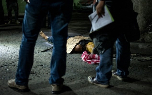Xác một kẻ buôn ma túy tại một góc phố ở Philippines. (Nguồn: AFP)