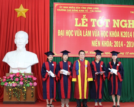 Lãnh đạo Trường ĐH Kinh tế TP Hồ Chí Minh trao giấy khen cho các sinh viên tốt nghiệp đạt loại giỏi.