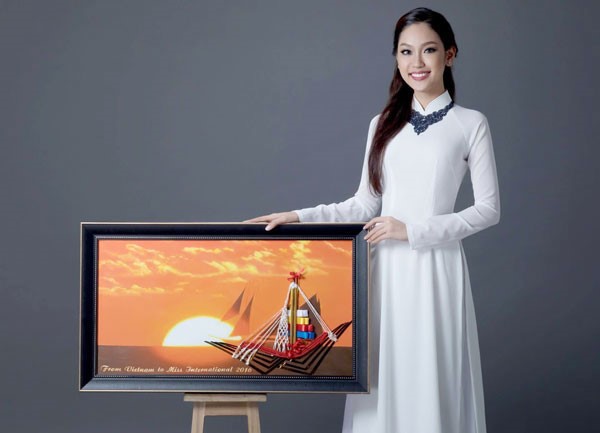 Phương Linh bên món quà cô mang đến cuộc thi Hoa hậu Quốc tế 2016