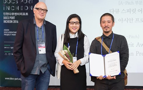 Đạo diễn Đào Thanh Hưng và nhà sản xuất Phạm Phương Thảo nhận giải Dự án phim tài liệu hay nhất châu Á.
