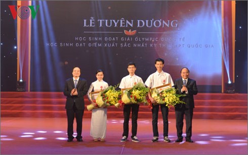 Thủ tướng Nguyễn Xuân Phúc và Bộ trưởng GD-ĐT Phùng Xuân Nhạ trao bằng khen cho các học sinh đoạt giải trong kỳ thi Olympic quốc tế 2016