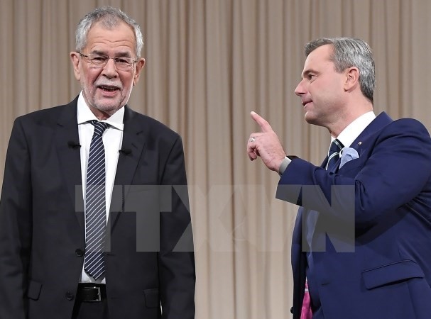 Ứng cử viên Alexander Van der Bellen (trái) và ứng cử viên Norbert Hofer trong cuộc tranh luận trực tiếp trên truyền hình ở Viên ngày 27/11. (Nguồn: AFP/TTXVN)