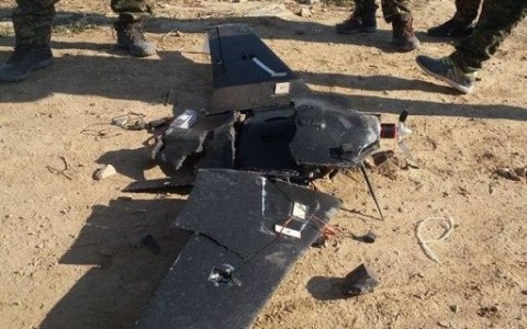 Một chiếc máy bay không người lái của IS mà các binh sĩ Iraq thu được. Ảnh: Reuters