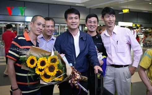 HLV Hữu Thắng chụp ảnh cùng người hâm mộ ra đón ĐT Việt Nam ở sân bay Nội Bài (Hà Nội). (Ảnh: Bảo Bảo).