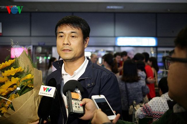 Thoạt đầu, HLV Hữu Thắng không muốn gặp gỡ báo chí ngay khi đáp xuống sân bay nhưng cuối cùng đã đồng ý trả lời phỏng vấn.
