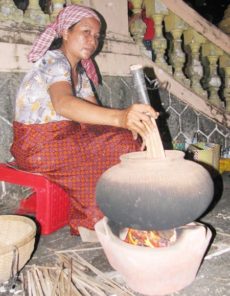 Công đoạn đầu tiên là sau khi chọn lúa nếp, nếp sẽ được bỏ vào chum, rồi rang trên lửa cho đến khi vừa chín.