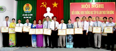 Liên đoàn Lao động tỉnh tặng bằng  khen các tập thể xuất sắc trong học tập và làm theo tấm gương đạo đức Hồ Chí Minh giai đoạn 2012- 2015
