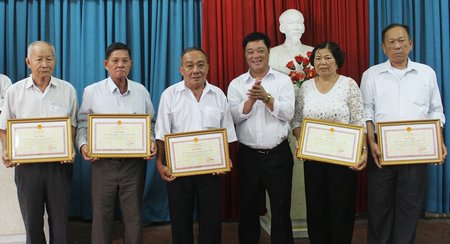 Ông Đỗ Thành Lợi- Phó Ban Thi đua- khen thưởng tỉnh trao bằng khen của UBND tỉnh cho các tập thể xuất sắc. 