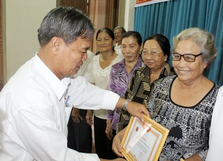 Ông Huỳnh Tấn Phước- Chủ tịch Hội Người tù kháng chiến tỉnh tặng giấy khen cho các tập thể xuất sắc. 
