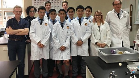 Nhóm nghiên cứu chế tạo Daraprim tại Trường Trung học chuyên Sydney.