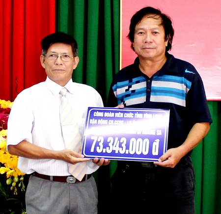 CĐVC tỉnh trao số tiền ủng hộ “Khu tưởng niệm Nghĩa sĩ Hoàng Sa” cho Văn phòng đại diện báo Lao động tại Cần Thơ.