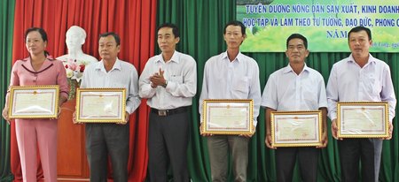 Ông Trần Văn Trạch- Tỉnh ủy viên, Chủ tịch Hội Nông dân tỉnh trao bằng khen của UBND tỉnh cho các tập thể xuất sắc.