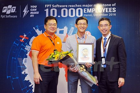 Chủ tịch FPT Software Hoàng Nam Tiến (trái) cho biết, kết thúc năm 2016, đơn vị này đạt doanh thu 230 triệu USD. (Ảnh: CTV/Vietnam+)