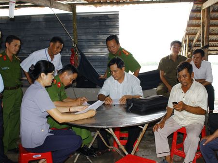 Đoàn thanh tra- kiểm tra liên ngành về ATTP tỉnh công bố quyết định vi phạm hành chính cơ sở sản xuất chế biến thực phẩm tại huyện Vũng Liêm.