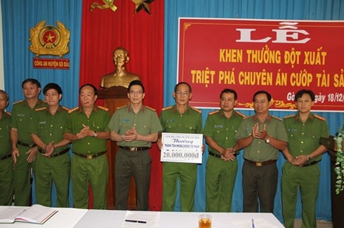 Đại tá Nguyễn Tri Phương trao thưởng cho Ban chuyên án.