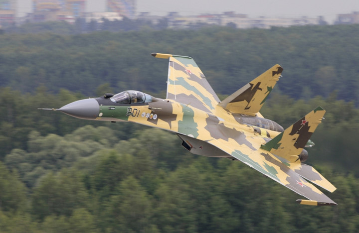 Được phát triển từ chiến đấu cơ Su-27 Flanker, siêu tiêm kích Su-35 có khả năng hoạt động cực kỳ linh hoạt và là 