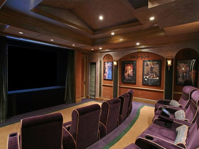 Rạp chiếu phim tại gia có sức chứa 20 người, trang trí theo phong cách Art Deco với ghế nhung và còn lắp thêm cả một chiếc máy làm bắp rang bơ.