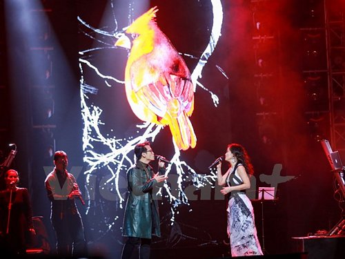 Điểm nhấn chương trình chính là những bài song ca của Hà Anh Tuấn với 3 người phụ nữ 'đặc biệt'. Mở màn là ca sỹ Hồng Nhung. (Ảnh: Minh Sơn/Vietnam+)