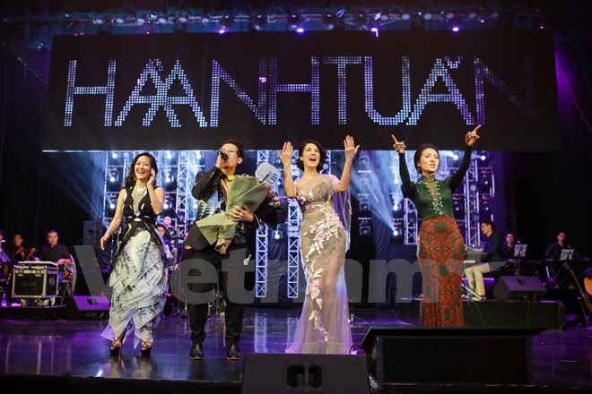 Hà Anh Tuấn say sưa trên sân khấu cùng 3 nữ ca sĩ: Hồng Nhung, Thu Phương, Phương Linh